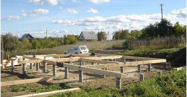 REPLACING THE FOUNDATION UNDER A WOODEN HOUSE