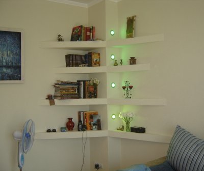 照らされた乾式壁の棚