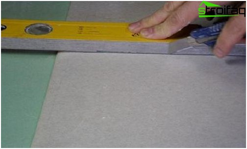 インストール中に乾式壁シートをカットする方法