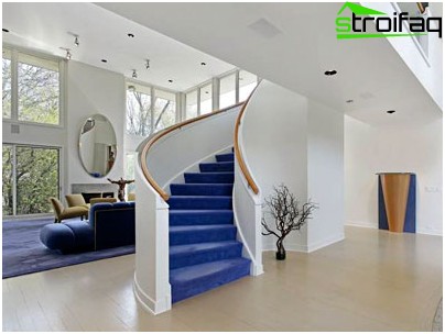 階段はできるだけ狭いスペースを占める必要があり、その下段のいくつかは部屋の入り口に面している必要があります