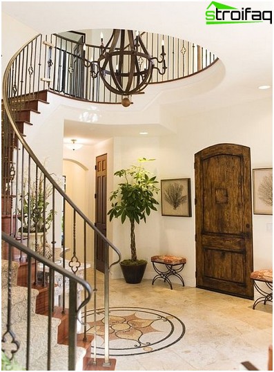 優雅ならせん階段はインテリアをスタイリッシュで完全なものにしますが、小さな子供や高齢者の家族にとっては不便で危険ですらあります