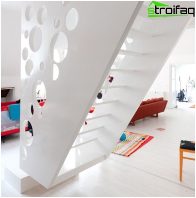 保育園の雪のように白い漆喰の木製の階段は宇宙から来たエイリアンに似ています