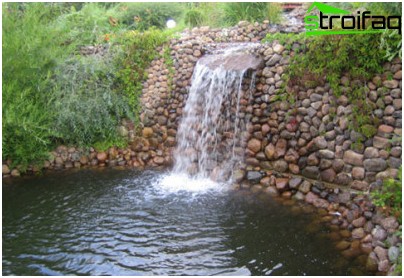 クレンジングシステムが巧みに配置されている場合、あなたは滝の所有者になります 敷地内の滝