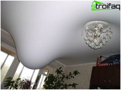 ストレッチ天井の湾の影響を排除する方法