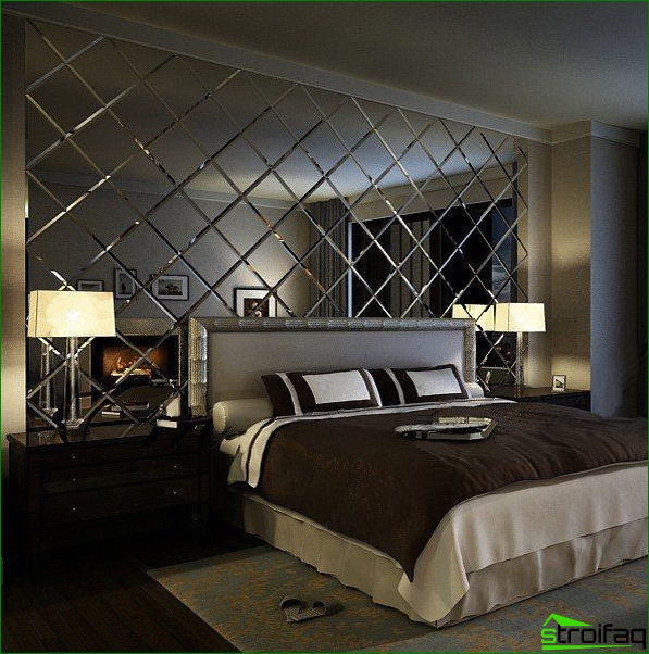 ミラーリングされたファセットステンドグラスの窓がモダンなベッドルームを飾る ミラーリングされたファセットステンドグラスの窓がモダンなベッドルームを飾る