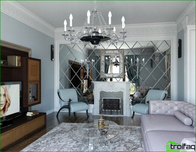 窓の反対側の壁全体にあるファセットミラーにより、部屋が視覚的に大きくなり、余分な光で満たされます