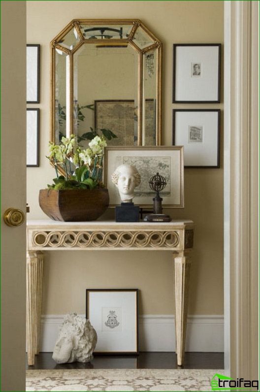 廊下のコンソールテーブルの上にあるファセットミラー 廊下のコンソールテーブルの上にあるファセットミラー