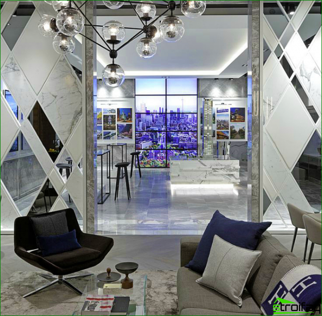 ファセットミラーは、アパートのインテリアをさらに豪華にし、所有者の洗練された性質を示すのに役立ちます